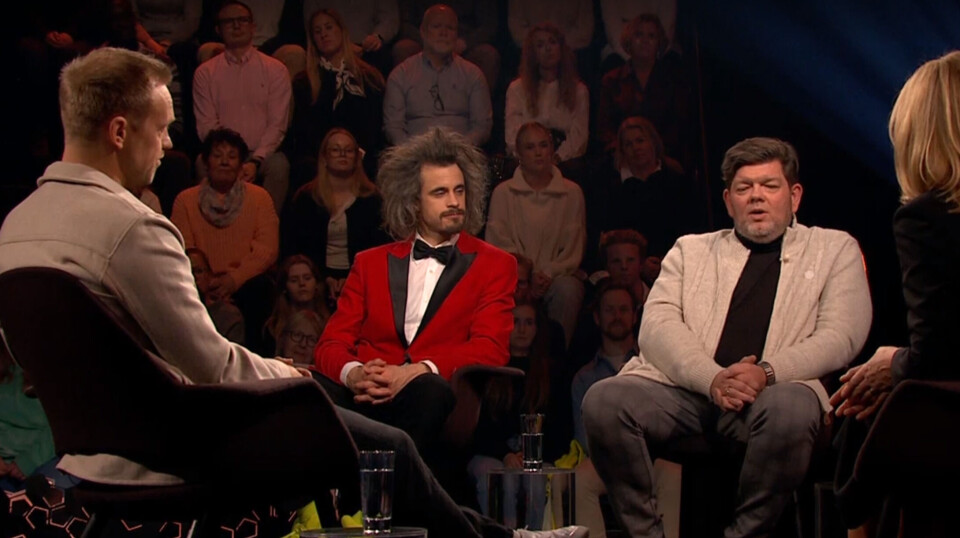 DOBBELT DRAMMENSK: Mads Hansen og Ronny Johnsen var gjester hos Lindmo på NRK fredag kveld. Kongsberg-klovn Viggo Venn (i midten) var også blant gjestene.