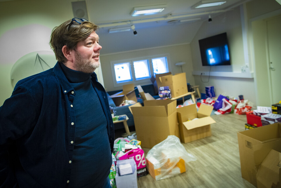 KLART FOR PAKKEDUGNAD: Hvert år bruker Rett Fram store summer på å kjøpe og pakke inn julegaver som fordeles på trengende barn i Drammen.
