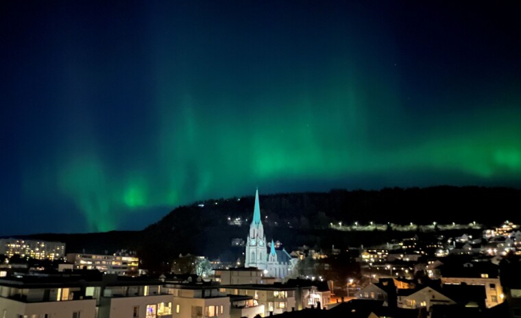 Flott nordlys over Drammen