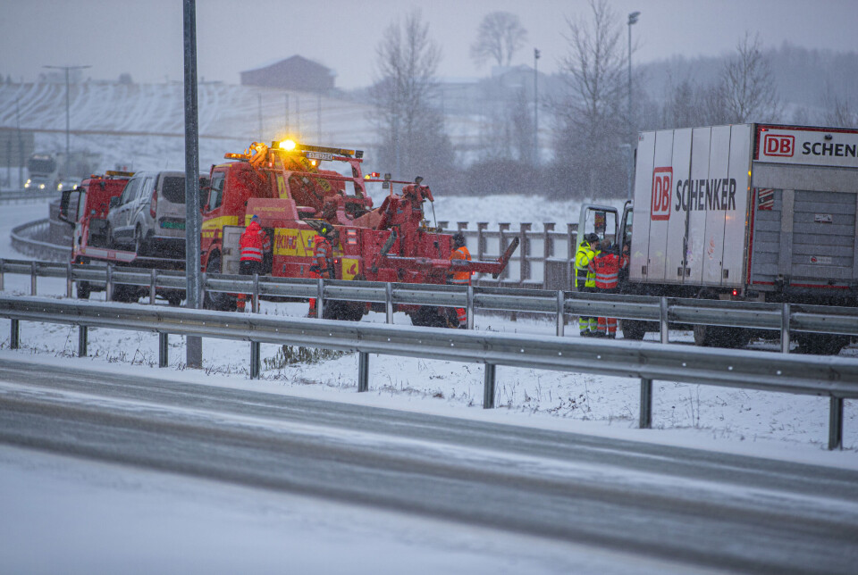 Snøvær skaper trøbbel - to biler og to lastebiler kolliderte på E18
