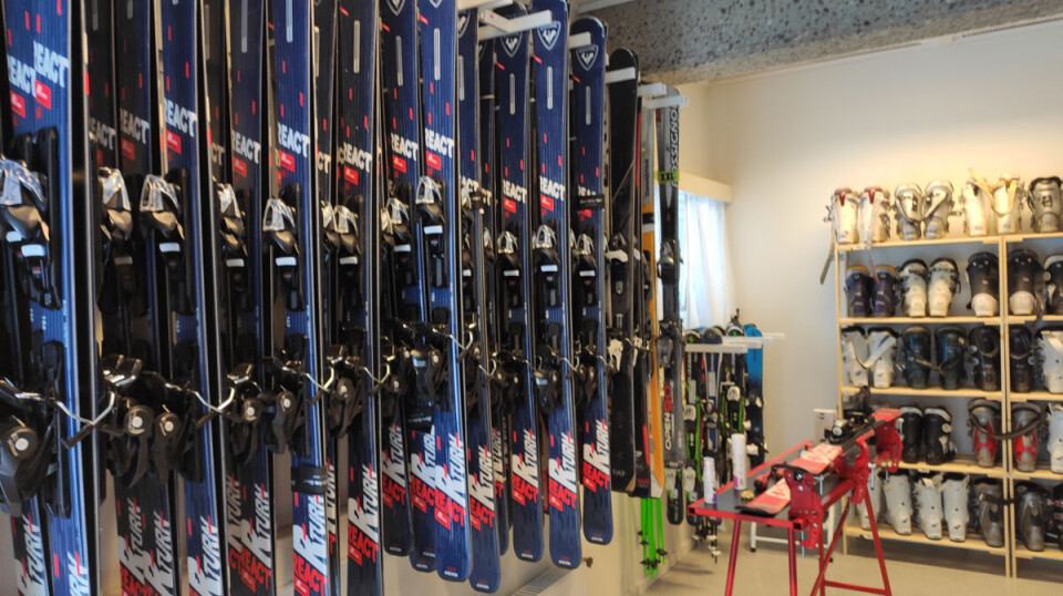 Det er mest vintersportsutstyr i BUA nå som her med et helt rom for alpinski.