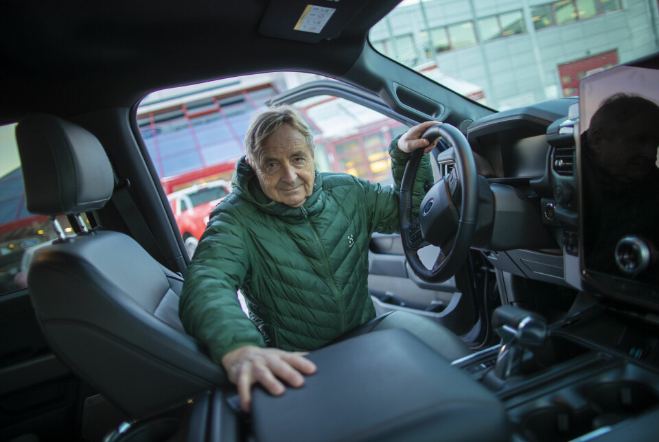 - HER ER DU KONGEN AV VEIEN: Stein Grøndal på Bilbutikken på Gulskogen viser fram den første demobilen som kundene har kunnet prøve de siste dagene. Doningen er en av årets store nyheter på elbil-fronten.