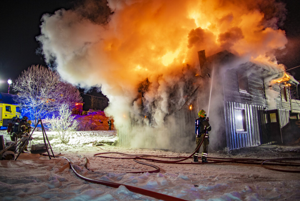 FULL FYR: Huset forventes å brenne ned, og brannvesenet konsentrerer seg om å hindre spredning.
