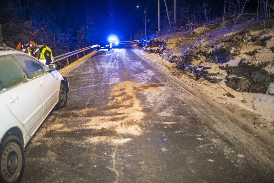 BIlen traff fjellknausen til høyre i bildet, og fikk en del skader.