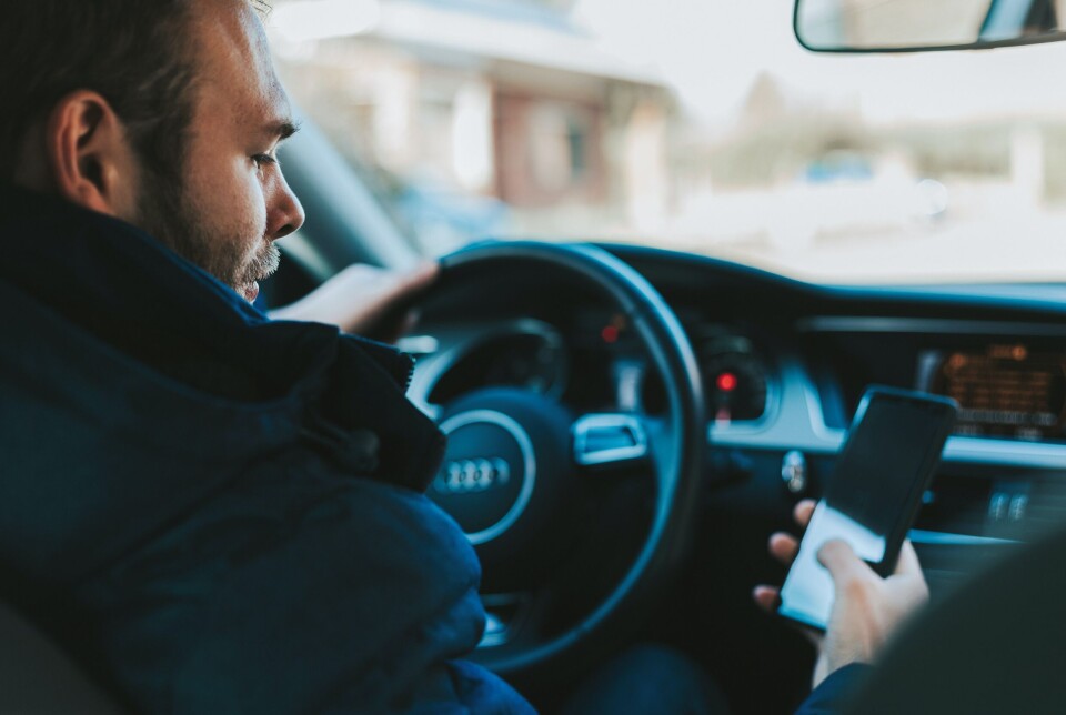 Halvparten sjekker mobilen bak rattet