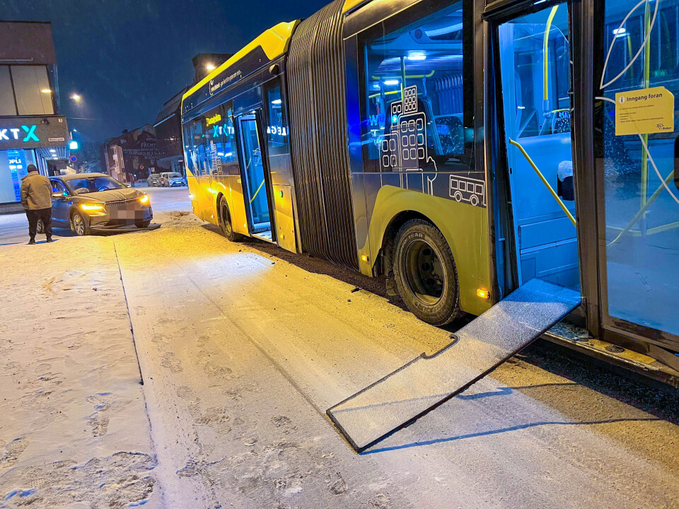 Bussen fikk skader langs siden