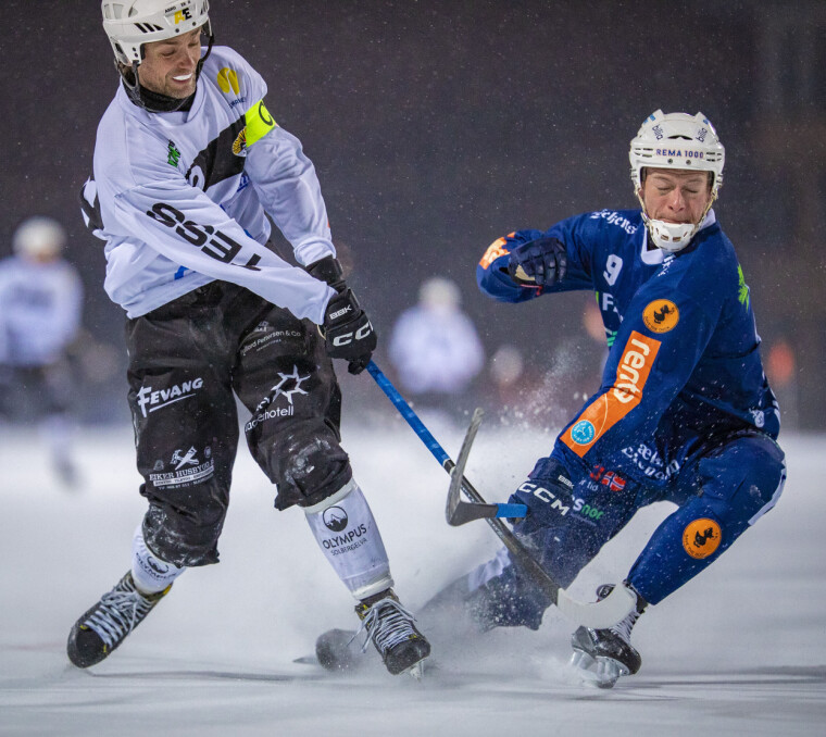 GA ALT: Både SSK-kaptein Eirik Bø Johnsen og Drammens Johan Mørch Andersen klinte til i et fartsfyllt oppgjør i ti minus og snødrev på Marienlyst. Bataljen endte til slutt uavgjort 3-3.