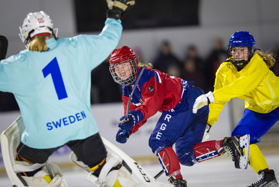 SCORET PÅ SVENSKENE: Marie Dregler (16) satte Norges mål på elegant vis.