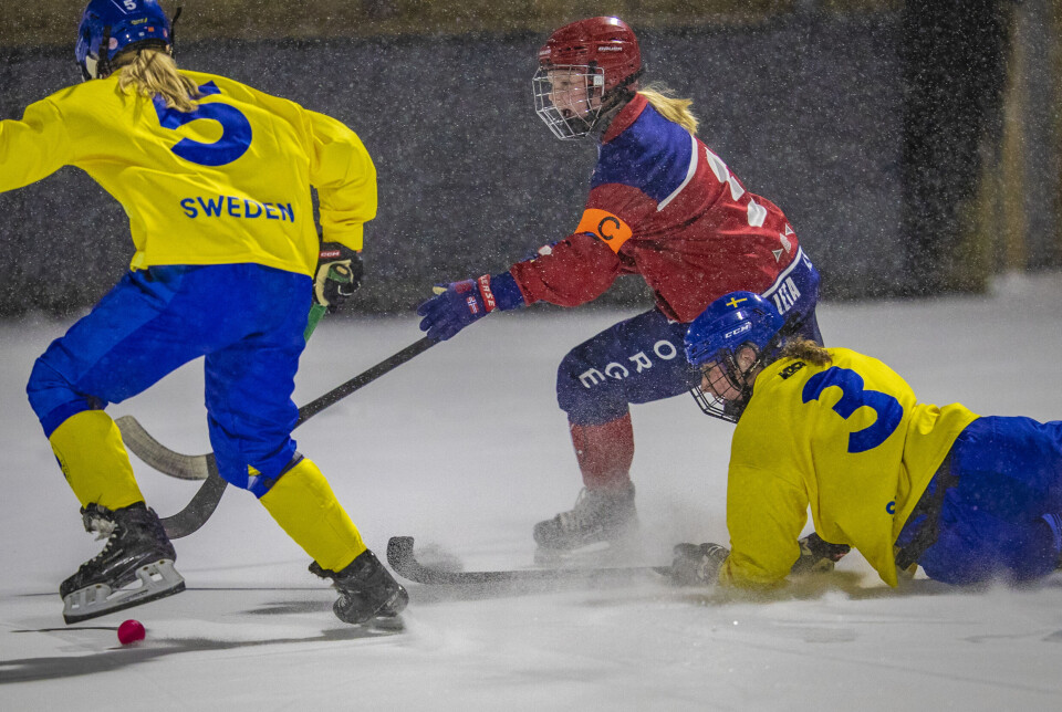 SÅNN SKAL DET GJØRES: Norge-kaptein Charlotte Selbekk snurret rundt med sine svenske lagvenninner på Solbergbanen