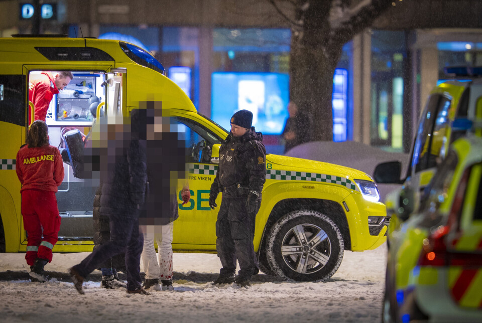 BLODET RANT: Her er den kvinnelige politibetjenten i samtale med en kvinne og en mann som blodet rant av armen på. Vedkommende fikk kort tid etter tilsyn i ambulansen.