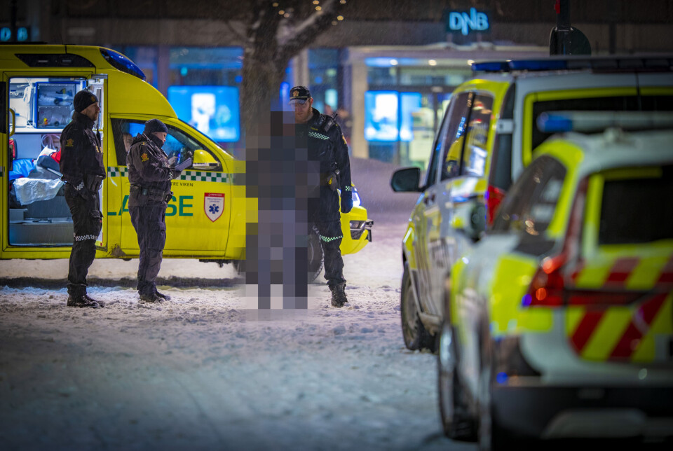 Politiet mottar forklaring fra en mann på stedet.