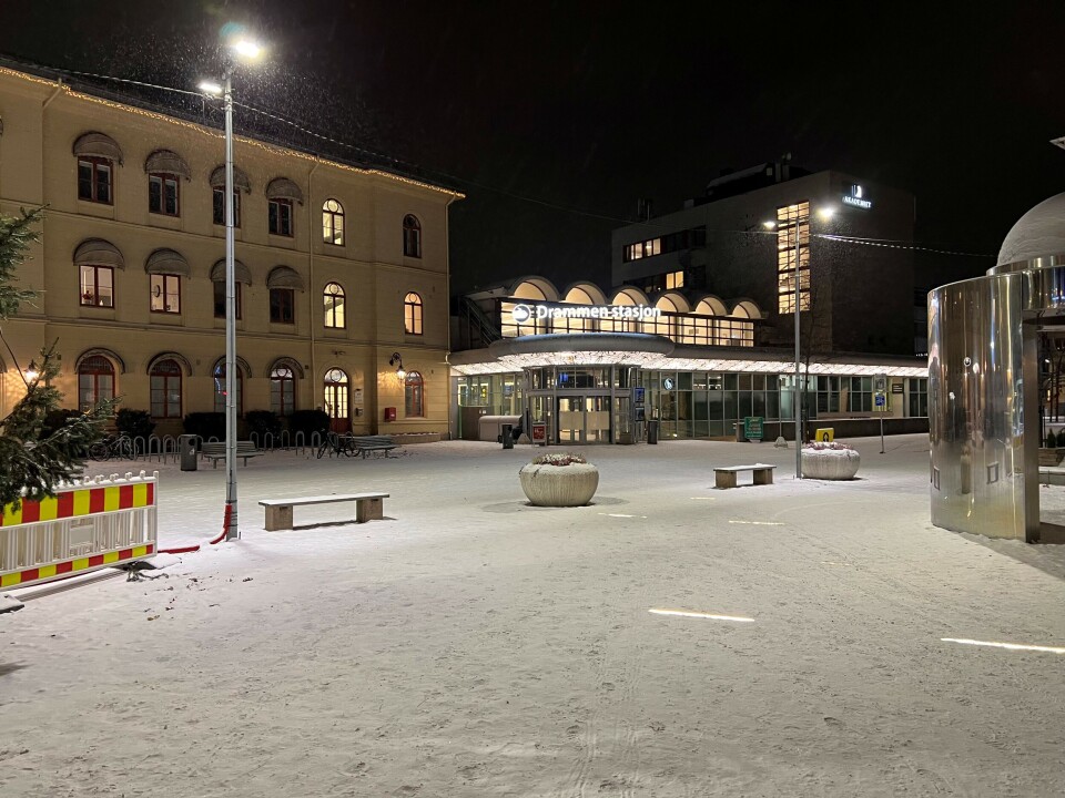 HAR BLITT LYST OG FINT: Lysmastene som kommunen har satt opp, kombinert med snø på bakken, sørger for reneste dagslyset på Strømsø Torg.