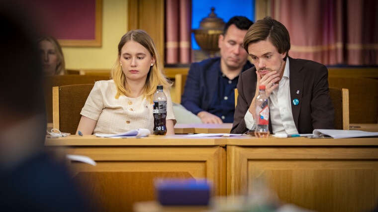 FREMMER UØNSKET DEBATTKULTUR? Venstre-benken, her ved Emilie Ovnerud og gruppeleder Herman Ekle Lund, har gjentatte ganger fremmet sterk kritikk mot den nye posisjonen fra talerstolen i kommunestyret.