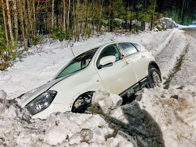 HER ENDTE FERDEN: Bilen dro ut i enden av en venstre-kurve ved innkjøringen til Djupdalen retning Konnerud sentrum fra Jordbrekkskogen.