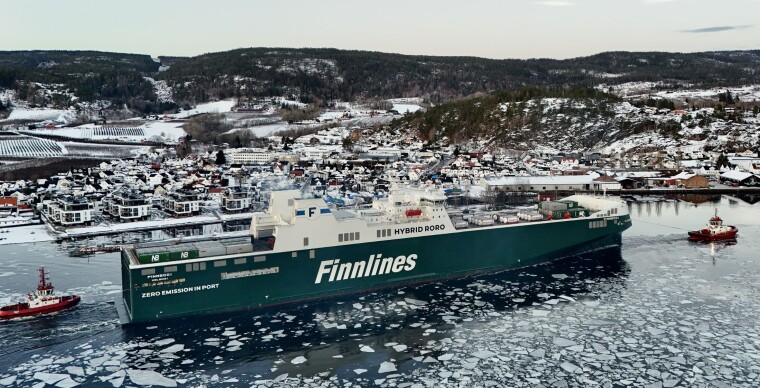 BILBÅT: Her blir Finnlines loset gjennom isflakene av slepebåtene Bob og Baus.