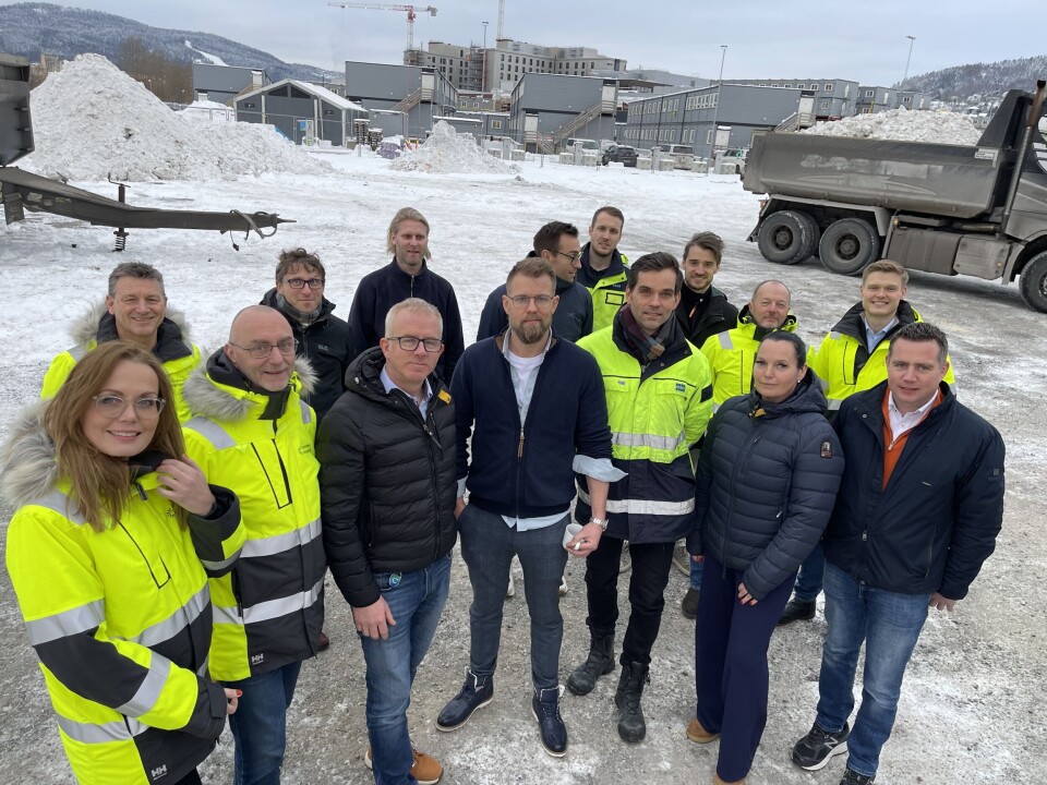 Gøril Bergh (foran fra venstre) og Jon Chr. Simenstad i Drammen Helsepark signerte kontrakter for alle tekniske fag for parkeringskjelleren 14. desember 2024 med Morten Majormoen (Caverion), Thorsteinn Petursson (Rør System), Lars Johan Tveit (Kone), Silje Sørvåg (Nordomatic) og Bjørnar Sønsterud (Powertech). Bak fra venstre: Bård Ellingsen(Itech), Miroslaw Raczynski (Caverion), Marius Ruud (Rør System), Magnus Høybakken (PowerTech), Lasse Kuisma (Kone), Jonas Henriksen (Nordomatic), Geir Antonsen (PROBEA) oh Emil Sellie Hansen (PROBEA).