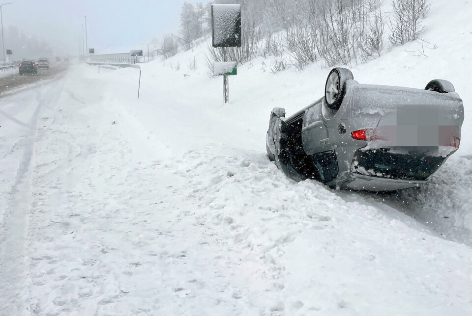 E18: Bil på taket i snøkaoset