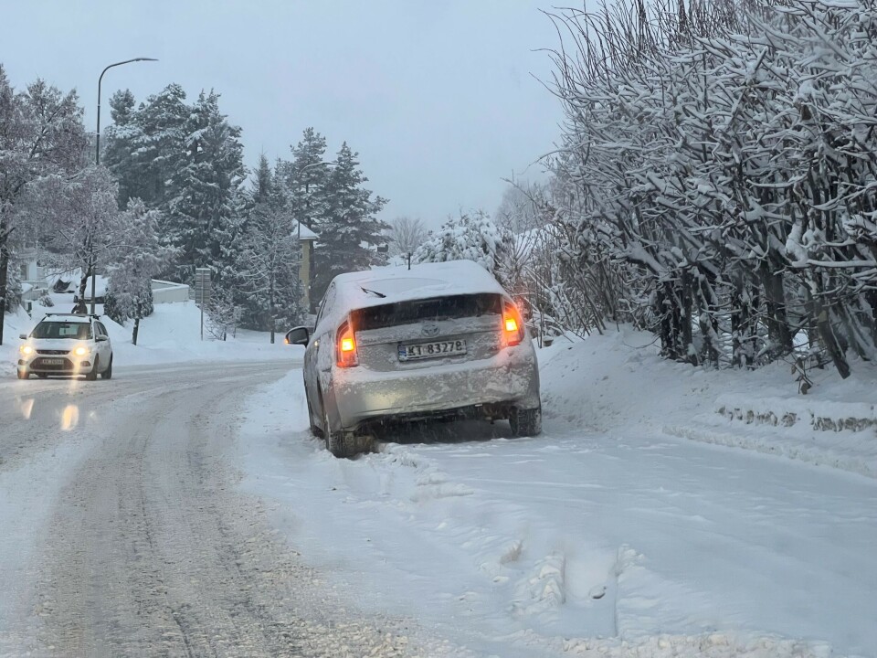 HENSATT: En Toyota Prius stod nedsnødd halvveis på fortauet med varselblinken på i Austadgata.