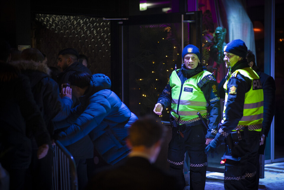 OVER STYR: Det var så mange folk som ville inn på et allerede fullt sted at politiet måtte til stedet med flere patruljer for å gjenopprette ro og orden i samarbeid med vaktene på stedet.
