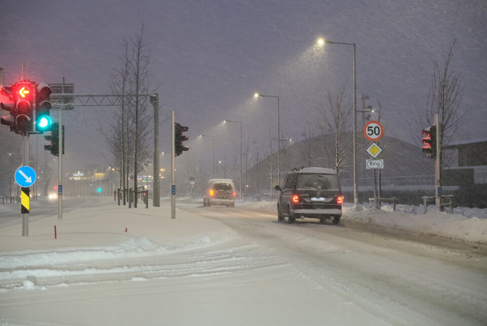 Politiet advarer: - Kraftig snøvær og såpeglatte veier
