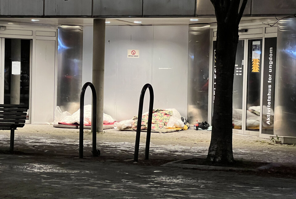 FLERE SOVER UTE: Hver natt sover flere ute i Drammen også om vinteren, som her på Torgeir Vraas plass.