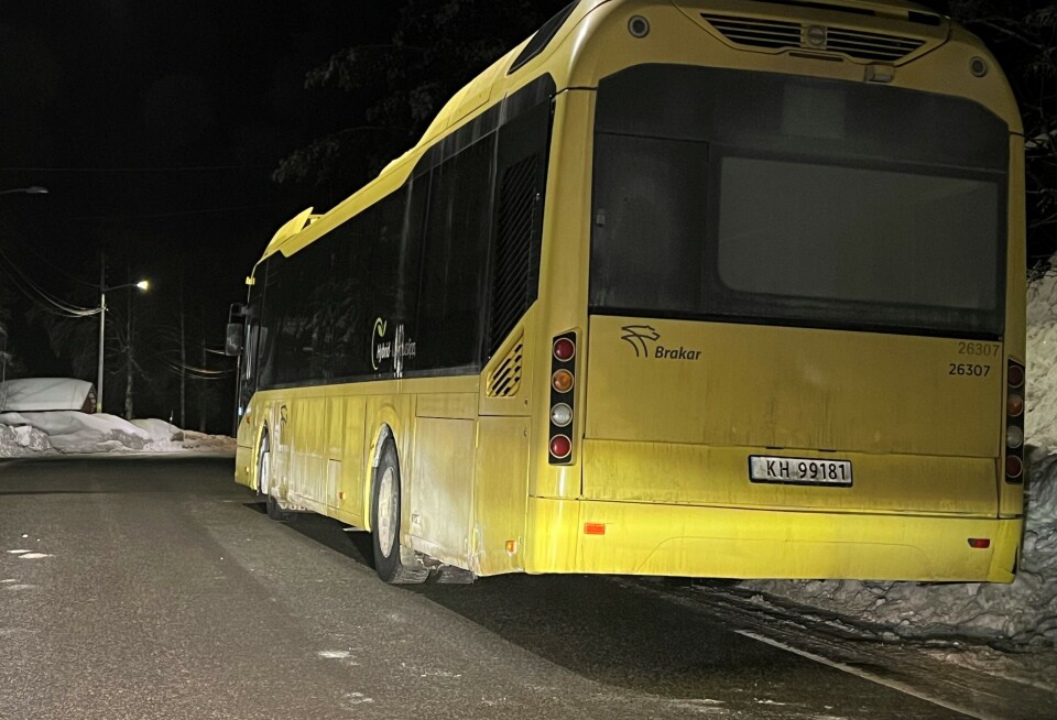 HENSATT: En buss var hensatt med motorstopp midt i veibanen ikke langt fra Eikerdelet denne helga.