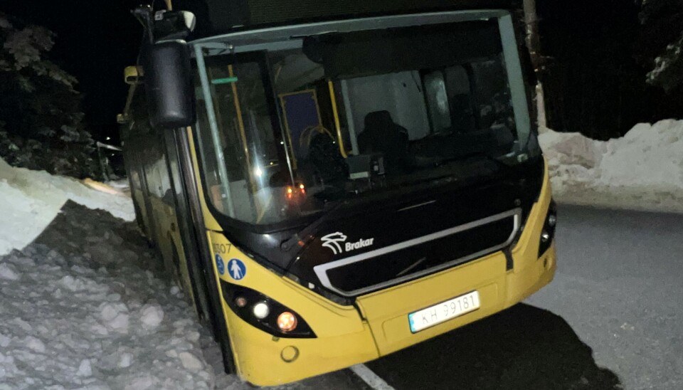 FELLES SKJEBNE: Denne bussen, forøvrig en hybrid-buss, måtte gi tapt mot kuldegradene og står hensatt i veikanten i påvente av berging.