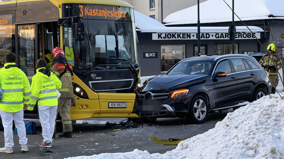 Buss og bil kolliderte