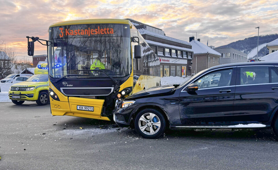 Buss og bil kolliderte