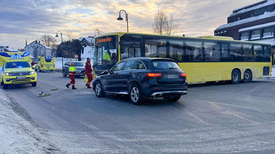 Buss og bil kolliderte