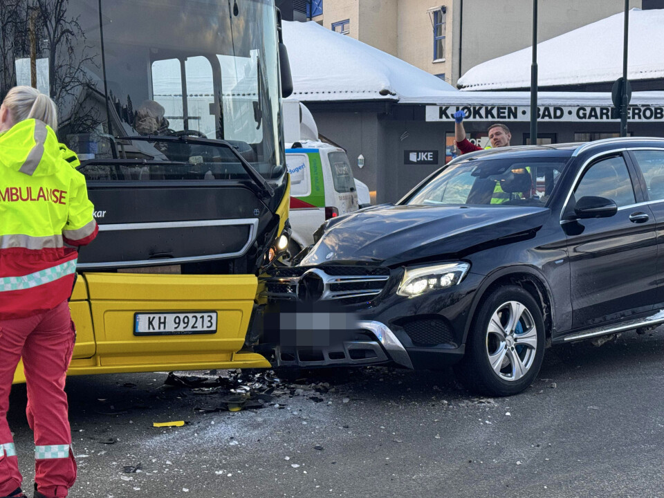 Buss og bil kolliderte