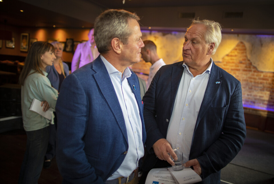 Ordfører Kjell Arne Hermansen (H) og varaordfører Ulf Erik Knudsen (Frp) i forgrunnen, har distansert seg fra den første politiske turbulensen i 2024, mens hovedrolleinnehaverne denne gangen figurerer i bakgrunnen, representert ved politisk redaktør i DT Hege Breen Bakken (t.v.) og Jon Helgheim (Frp).