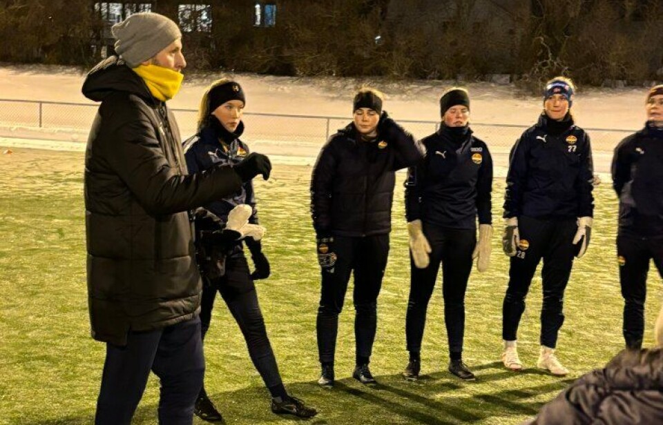 Jens Petter Berg (32) er damelagets nye hovedtrener, og har hatt sine første økter med Godset-jentene på Gulskogen.