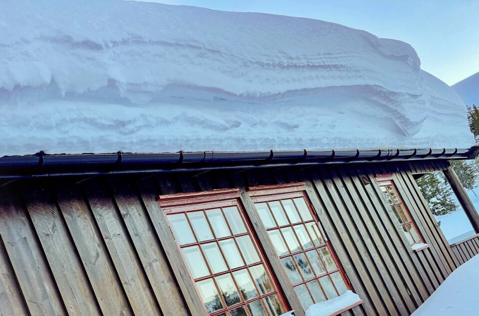 Nå kan det bli kritisk mye snø på takene