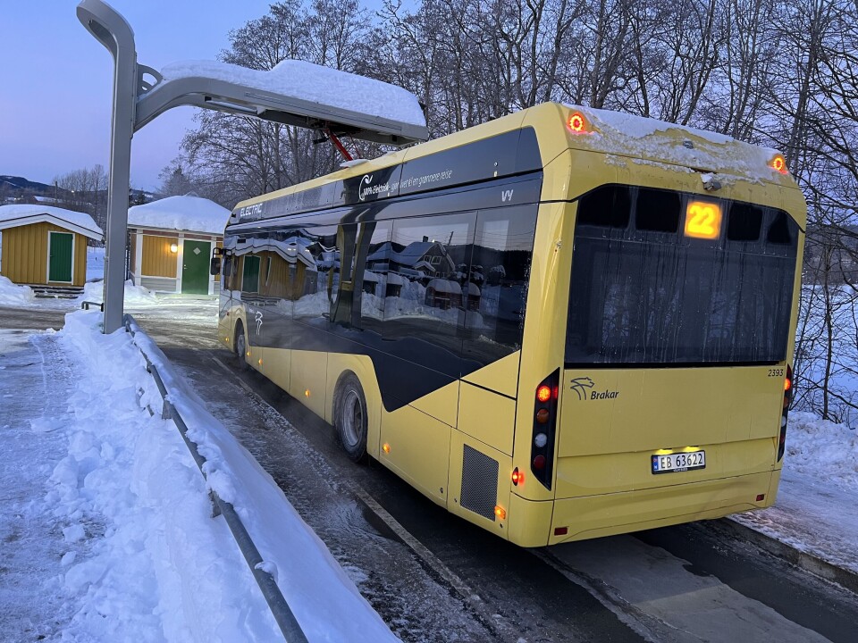 KALD MORGEN: Her fra Svingen på Konnerud i morgentimene. Det var 23 minusgrader på stedet. En elbuss står til lading. En bussavgang ble innstilt her, men denne bussen hadde ingen problemer.