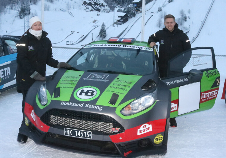 Lokale Marius Bermingrud og Thea Torvoll Lien med sin nye Ford Fiesta satser for fullt i årets NM og gleder seg som «unger» til helgens Sigdalsrally - her fra depot og serviceplassen i Vikersundbakken.