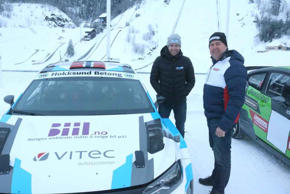 Regjerende norgesmester Frank Tore Larsen fra Steinberg og løpsleder Tom Kristian Lien ved Larsens Polo GTI R5, for anledningen med ny dekor.