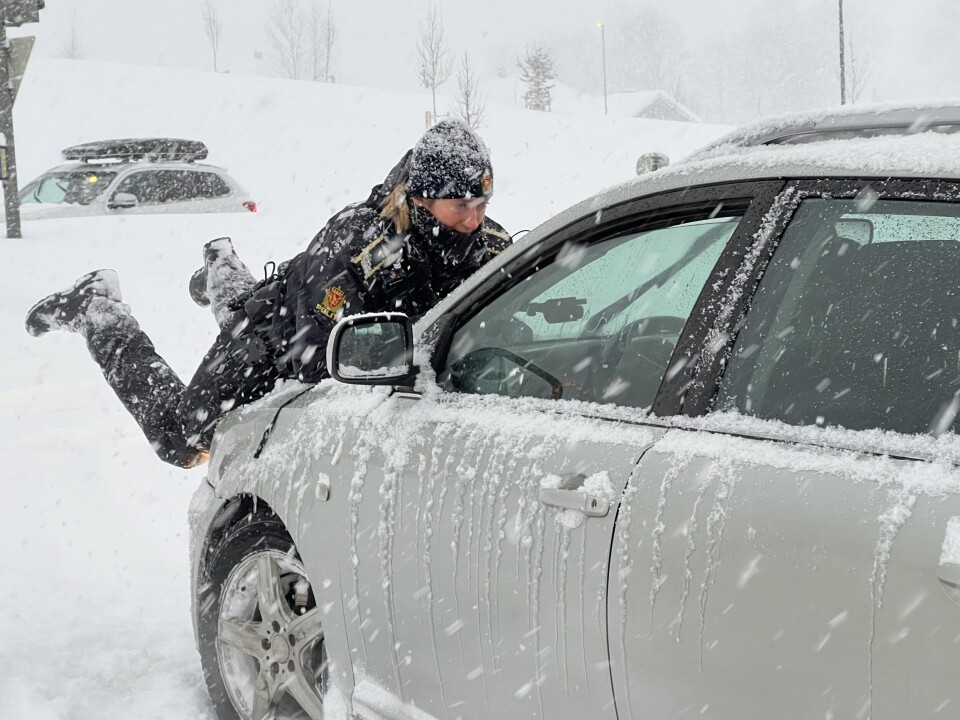 SERVICEINNSTILT POLITI: Her gir lovens lange arm en bilist en hjelpende hånd, for ikke å si kropp, for å komme seg videre onsdag formiddag.