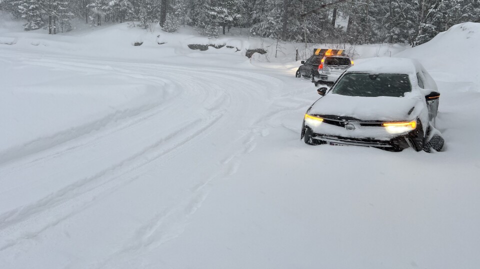 I GRØFTA: En kvinne forteller at bilen gikk rett fram over midtrabatten i krysset Vallersveien/Konnerudgata. Det endte med knekt foraksel i snøfonna.