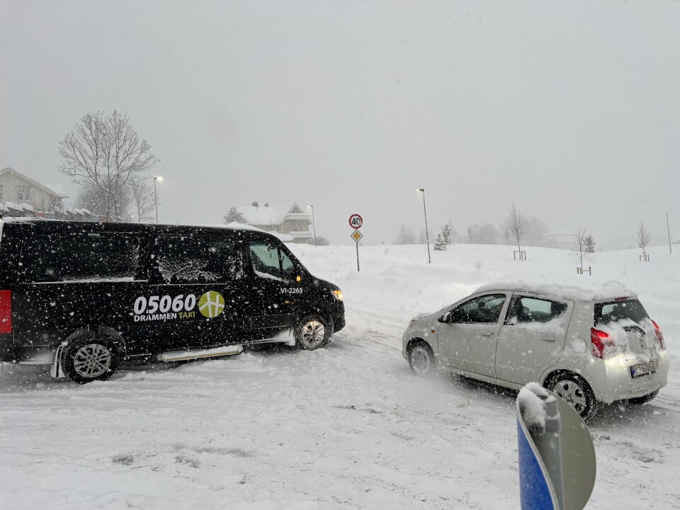 MÅTTE SNU: Her måtte flere gi tapt i snøkaoset.