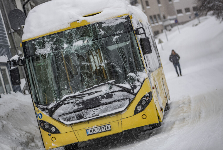 HARDT MEDFART: Denne bussen skal ha frontkollidert med en annen buss i Underlia, og fikk store skader i fronten.