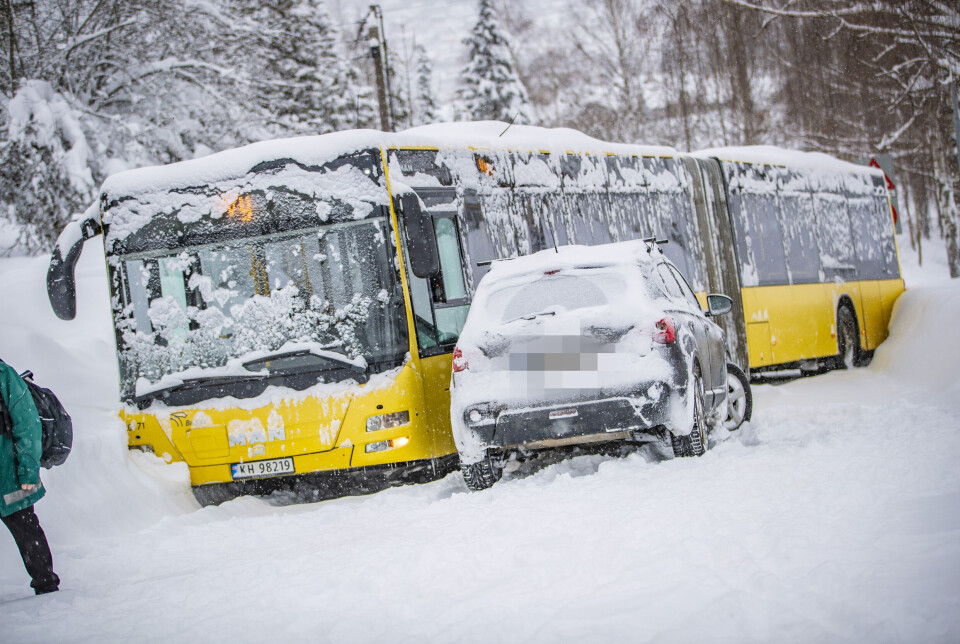 PÅ TVERS: Trafikken opp og ned til Fjell ble blokkert etter denne hendelsen.