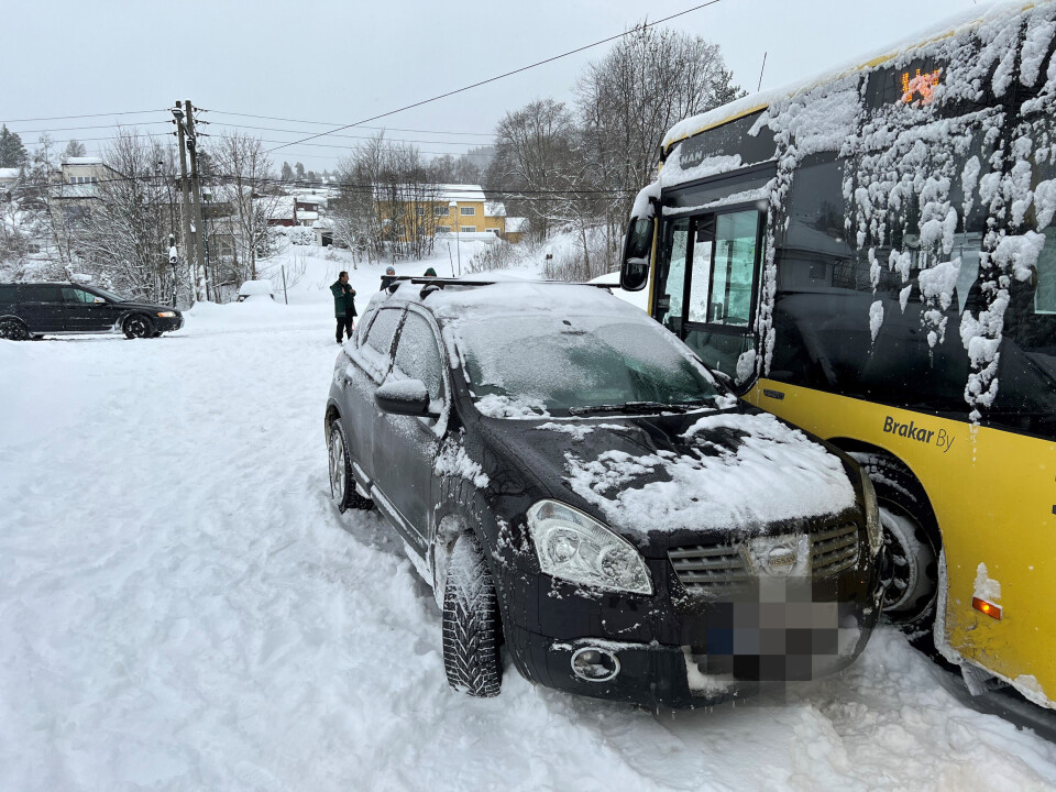 Leddbuss sperret vei i seks timer etter kollisjon