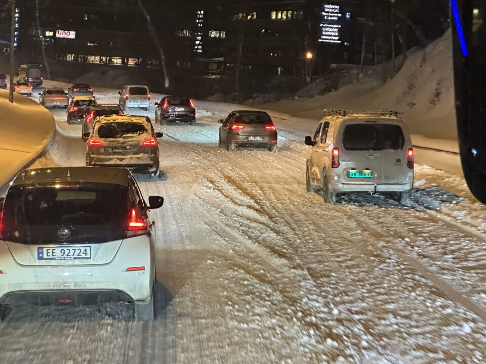 BAR VEI? Ikke nevneverdig godt brøytet på E18 i Asker, flere timer etter at snøen ga seg - til såkalt «bar vei»-standard å være.