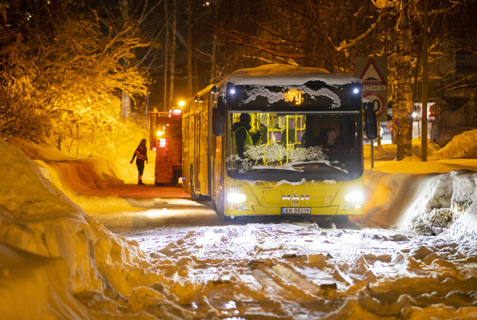 LEDDBUSS-BERGING: Etter omlag seks timer fikk bergingsmannskapene omsider fjernet leddbussen som stod på tvers i Møllebekkveien.