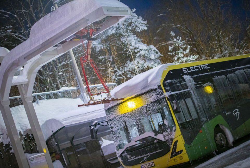 HENSATT: Her står en elektrisk leddbuss på ladestasjonen på Fjell med den såkalte pantografen (ladeinnretningen) hengende foran bussen. Denne skal kobles på taket, men snøen satte en stopper for dette onsdag.