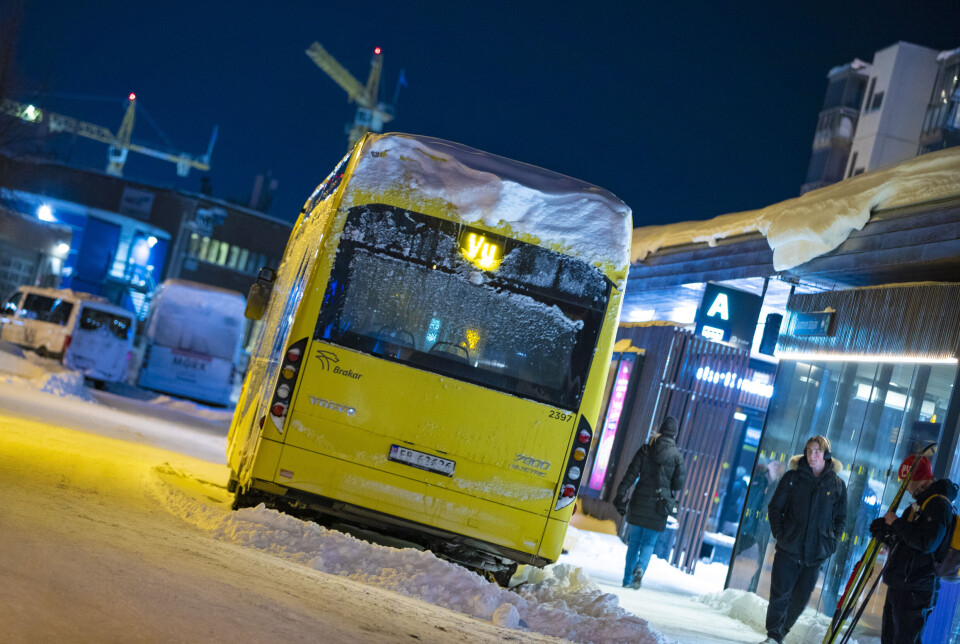 HENSATT: En mørklagt, nedsnødd og innebrøytet elbuss uten sjåfør stod fortsatt på bussterminalen onsdag kveld.