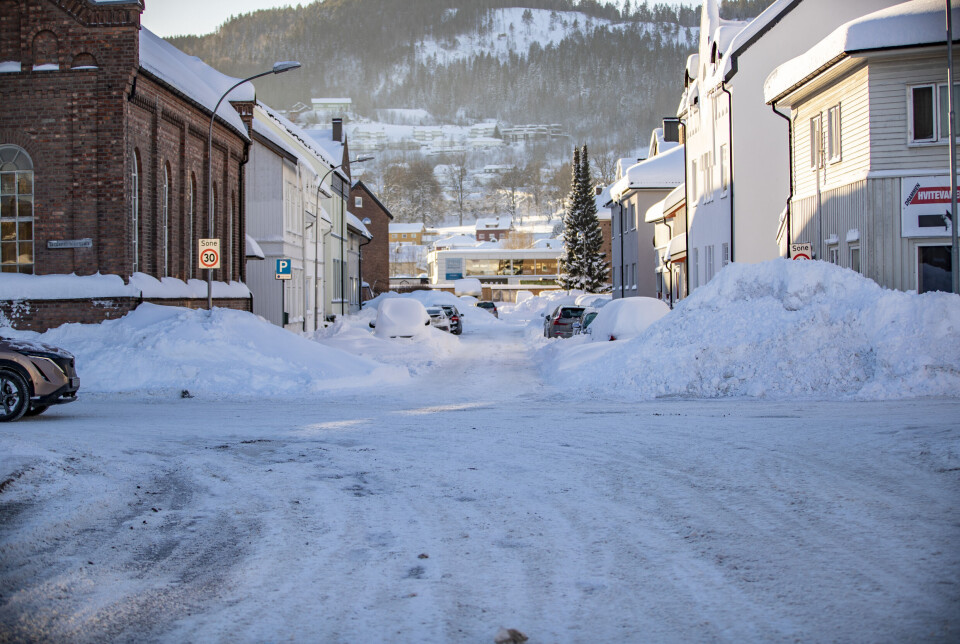 TOTALT AVSPERRET: I krysset Tordenskioldsgate/Treschows gate blir fotgjengerne møtt av to gigantiske hauer med snø og to fullstendig nedsnødde fortau på begge sider. Det er forøvrig også en fylkeskommunal gate som møter en kommunal gate med dertil ulikt ansvar.