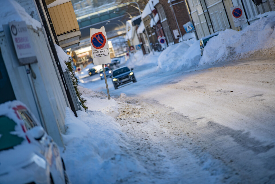 TRØBLETE FOR FOTGJENGERNE: I trafikkerte Tordenskioldsgate på Strømsø er fortauene fyllt med snø på begge sider og de myke trafikantene henvist til veibanen. Utifra skiltingen er det imidlertid håp om bedre tider.