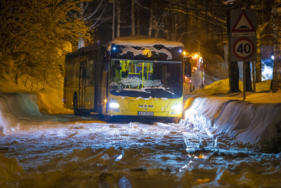 PÅ TVERS: Her fra berging av leddbuss i Møllebekkveien onsdag kveld.